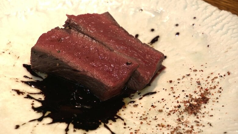 メイン料理「エゾシカのフィレ肉」　ソースには30年熟成させた味噌が使用されている