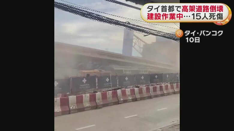 倒壊する瞬間。崩れ落ちる大きな音と共に、茶色い砂ぼこりが辺り一面に舞う