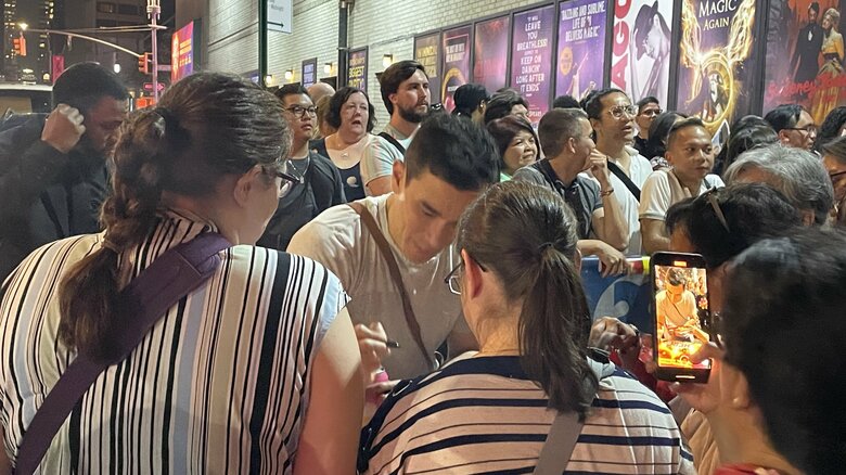 公演後、アキノ氏役の俳優も裏口でファンのサインに応じる