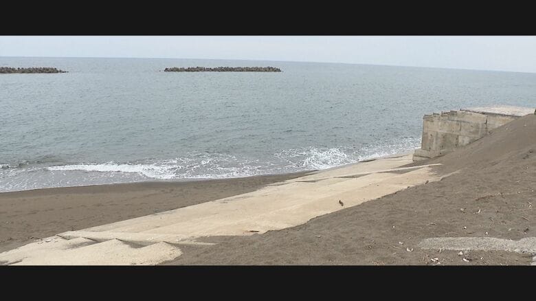 砂浜が浸食され護岸がむき出しに（2024年）