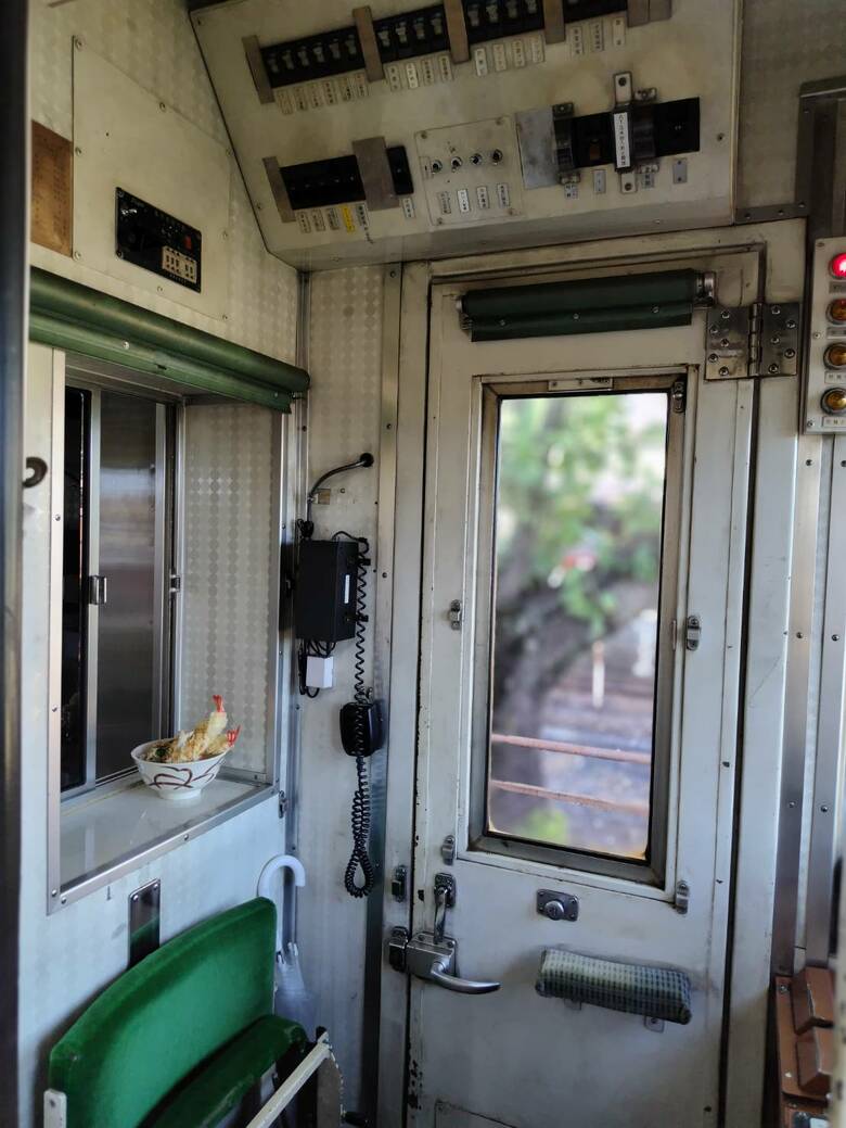 ぽつりと置かれた天丼もシュール（画像：サンプルビレッジいわさき）