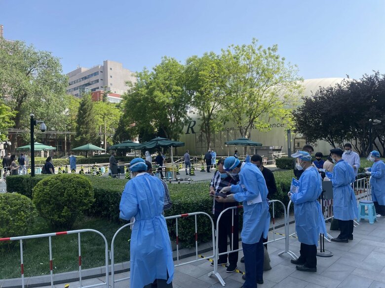 PCR検査に並ぶ北京市民