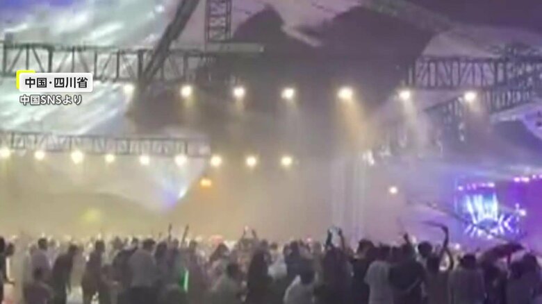 ビール祭りの会場で巨大テントが崩落する瞬間（中国・四川省）①