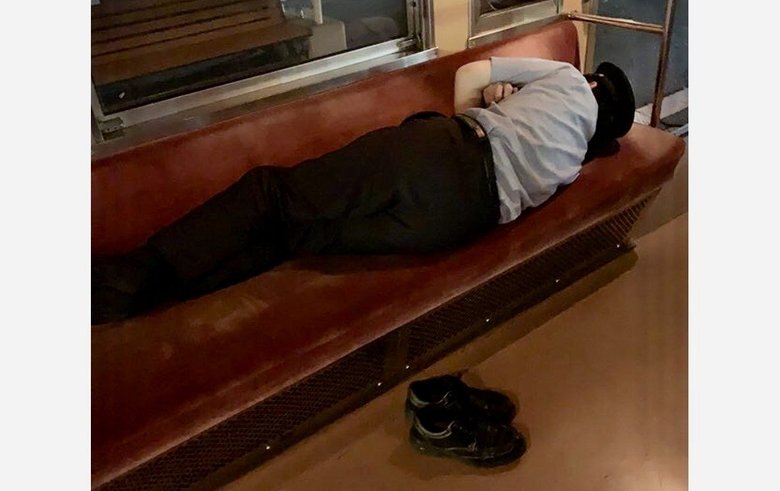 静岡・岳南電車が終電後の電車に泊まる“ナイトステイホーム”を開催…電車シートの寝心地を聞いた