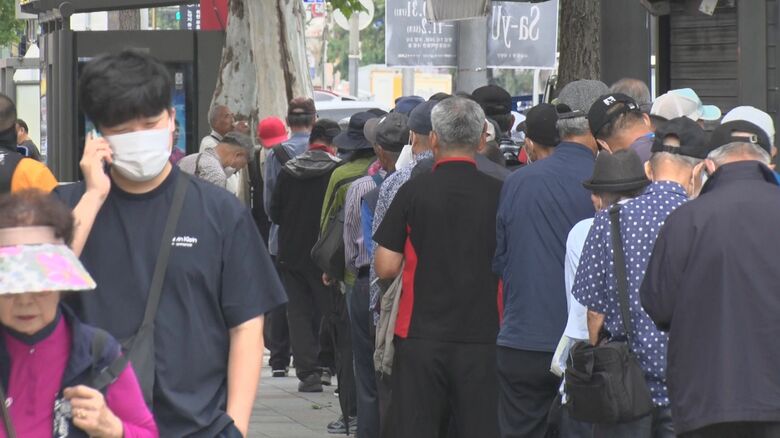 ソウル市内の無料食堂に並ぶ高齢者たち