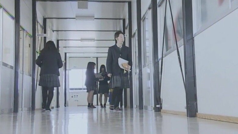 プレハブ校舎は黒い鉄の柱が剥き出しとなっている