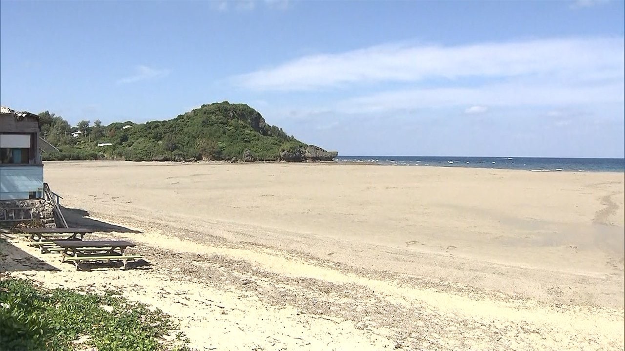 サンゴ礁の海 茶色の軽石に 沖縄人気ビーチ 足元びっしり Fnnプライムオンライン ドローンで撮影された沖縄 恩納村のリゾー ｄメニューニュース Nttドコモ