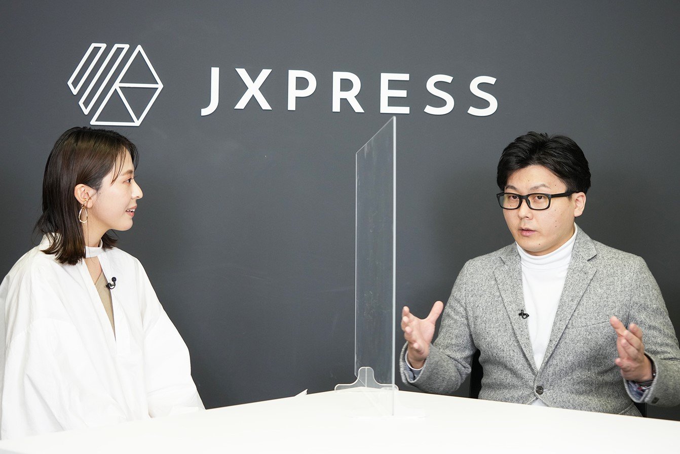 (右)JX通信社の代表取締役社長・米重克洋さん(左)フリーアナウンサー・徳田葵さん