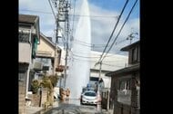 15mの水柱が住宅街に　電柱や民家の屋根を超える高さ　道路は冠水…水道管補修作業中のバルブ緩みが原因か　埼玉・川口市