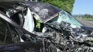 【衝突事故】原型をとどめないほど大破した乗用車…トラックはガードレールを突き破る―早朝の国道で乗用車とトラックが正面衝突し3人ケガ〈北海道北見市〉