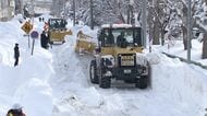 【緊急排雪】札幌市の生活道路3800km 2月中に終了の予定どうなる…作業に立ちはだかる“カベ”は雪に埋もれた障害物…雪の堆積場にはトラックが続々 巨大な雪山が 満杯で閉鎖したところも