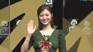 白石麻衣 デコルテと美背中がまぶしいドレス姿で登場 乃木坂46卒業後初の公の場「今後もさらに頑張る」