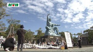 長崎市の平和公園で被爆者などが米臨界前核実験に抗議の座り込み