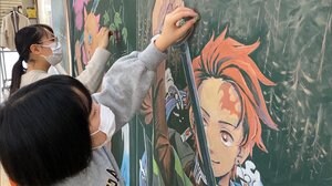 作者は強豪校の高校生! 黒板アート 小学生に夢を
