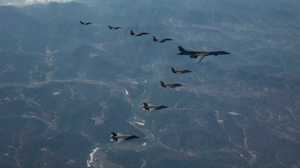 B-1B爆撃機が米韓演習参加、横田基地に向け負傷兵士移送訓練も