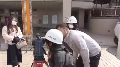 小中学生が地元企業の仕事を体験　建設会社のブースではヘルメットとユニホーム着用し測量作業も　大分