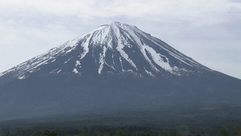 “まるで土石流”富士山で春に多発「スラッシュ雪崩」　GW観光で知っておくべき危険と実態