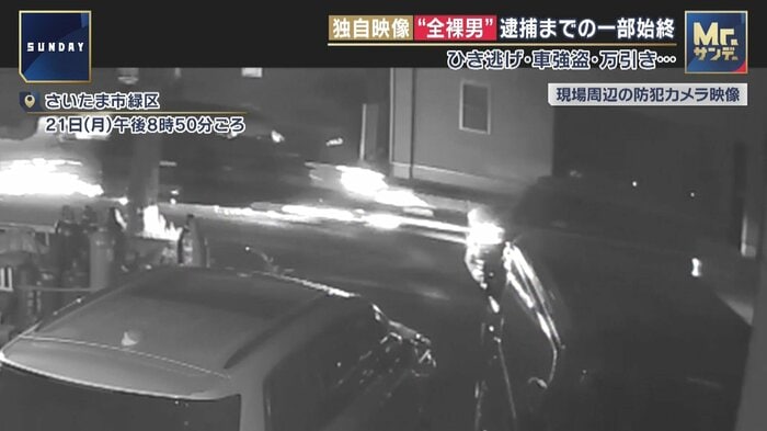 火花を散らしながら被害者のバイクを引きずる黒い車