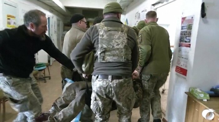 病院に運び込まれる負傷した兵士(ドネツク州・30日)