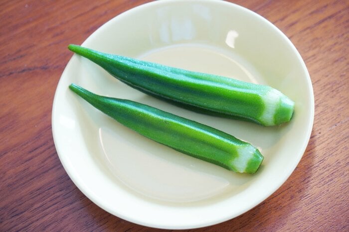 ガクの硬い表面をむいてゆでた状態(筆者撮影)