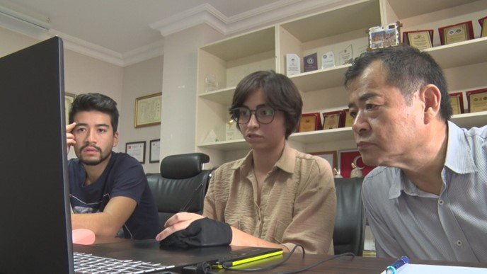 PCを使い防災マンガ制作のミーティング風景 中央:スラさん、右:森脇さん(2023年8月)