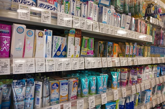 歯磨き粉にも様々な種類がある。常在菌に影響しないようにするには、カテキンやタンニン配合のものがオススメ(画像はイメージ)