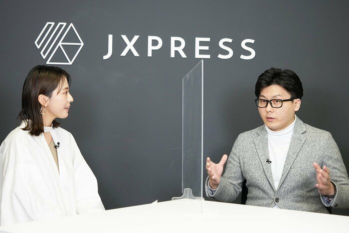 (右)JX通信社の代表取締役社長・米重克洋さん(左)フリーアナウンサー・徳田葵さん