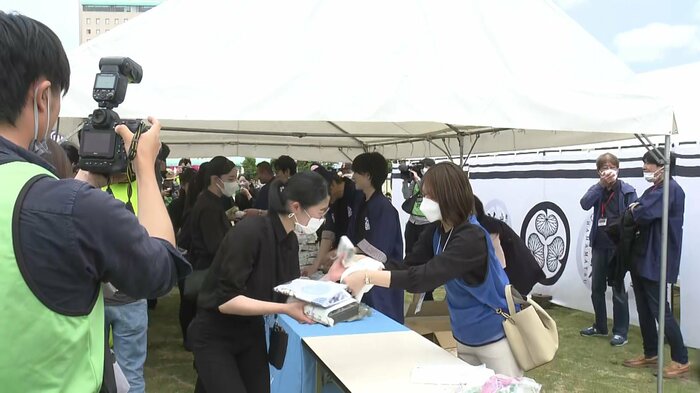 松本潤さんらが、「浜松まつり」参加者に、弁当を差し入れた(5日午前)