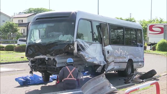 事故を起こしたマイクロバス