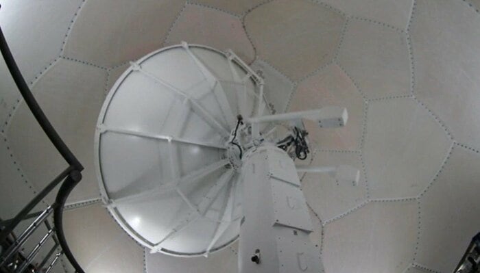 ドーム内のパラボラアンテナ