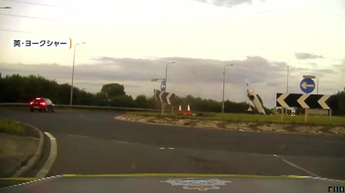 ジャンプした車が地面にたたきつけられる瞬間（North Yorkshire Police）