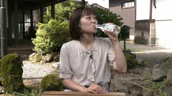 ニテコサイダーで喉を潤す石川萌恵子アナウンサー