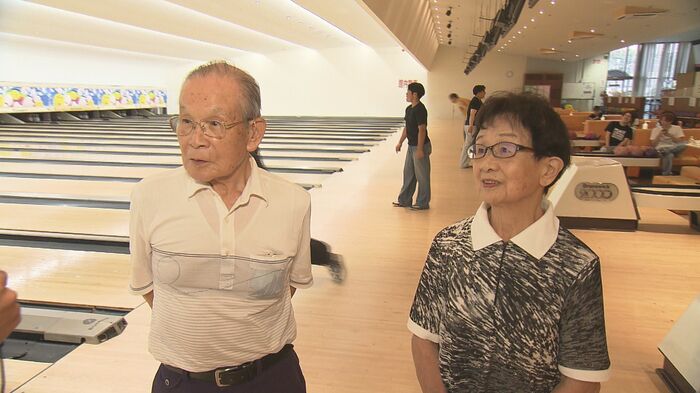 2人でボウリングを楽しむ硴田さんご夫妻