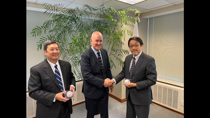 左:佐藤貢司ニューヨーク日系人会会長 中:サンディー・アルダーソン・ニューヨーク・メッツ社長 右:森美樹夫総領事 在ニューヨーク日本国総領事館提供