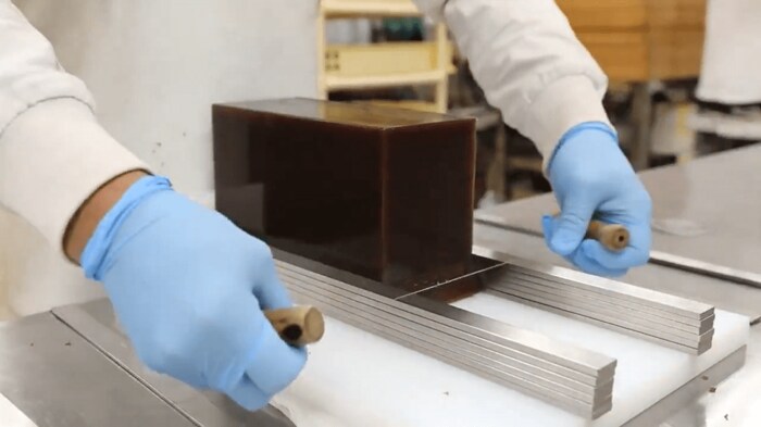 「スライスようかん」切る作業