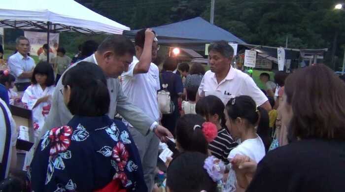 子供など町の人と交流する石破氏