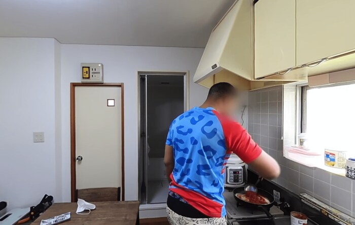 アイパッドにはアフリカ系男性が映し出される