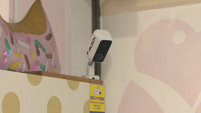 レジの上に防犯カメラ