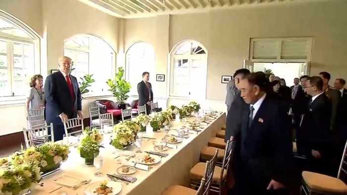 「世紀のランチ」メニューはキュウリの飾り切りとタラの煮付け!