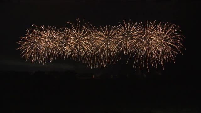 5分間の夜空を見上げて…小さな花火大会「夜空テラス」 台風犠牲者への追悼も…<福島県須賀川市>