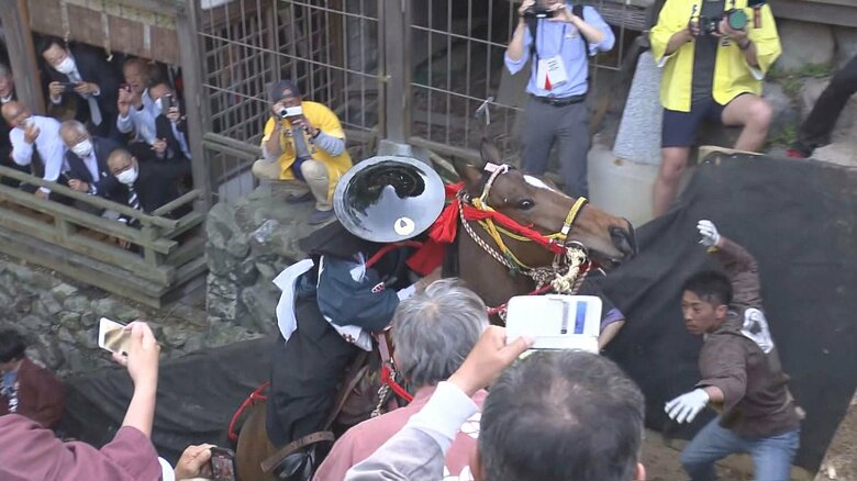 馬に暴力加え坂を上らせた疑い…多度大社の『上げ馬神事』で書類送検された関係者12人全員を不起訴処分｜FNNプライムオンライン