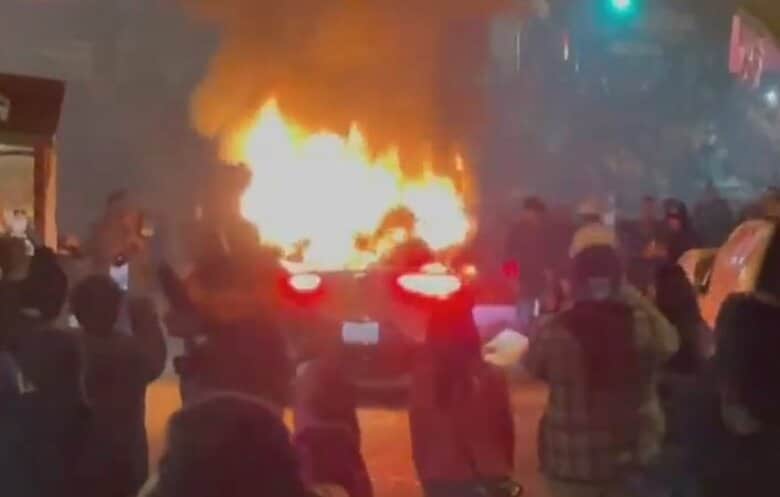 Google系「自動運転タクシー」が襲撃され炎上　相次ぐトラブルで反対運動も起きる中…米・サンフランシスコ｜FNNプライムオンライン