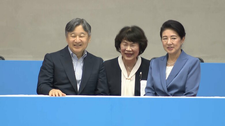 天皇皇后両陛下が身を乗り出しラケットを振る仕草も！バドミントンの試合を観戦　滋賀「国スポ」｜FNNプライムオンライン