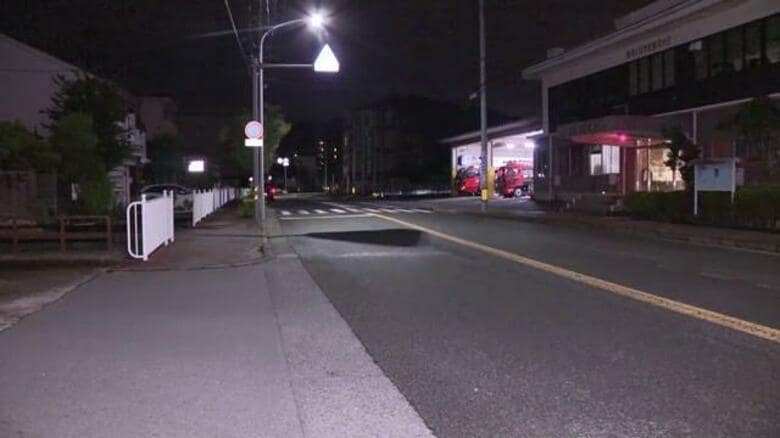 近くには車の部品落ちる…夜の路上で80歳女性が倒れ手首や足首の骨を折る重傷 ひき逃げ事件として捜査｜FNNプライムオンライン