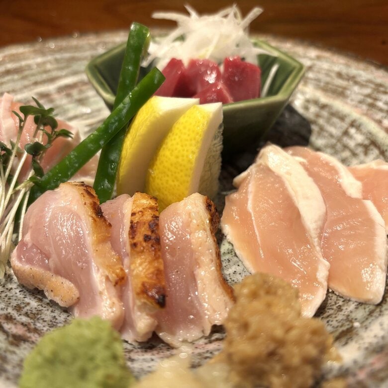 ランチで鶏刺し定食も…奥三河鶏を堪能できる住吉の新店 白湯鍋や照り焼きピザまで幅広いメニューが魅力｜FNNプライムオンライン
