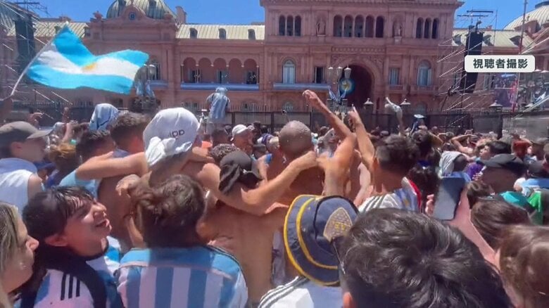 密集しすぎて急遽ルート変更　アルゼンチン代表“凱旋パレード”に500万人が集結｜FNNプライムオンライン