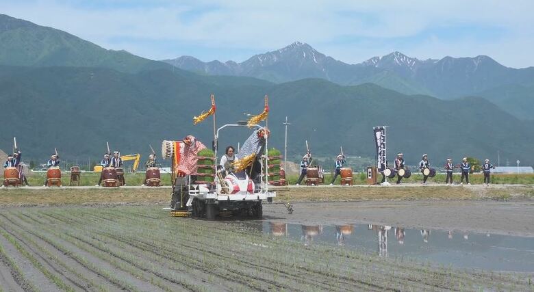 「美味しいお米に育って欲しい」　安曇野の水田に太鼓の響き　豊作を祈願する子供たちの「田楽太鼓」で田植え｜FNNプライムオンライン