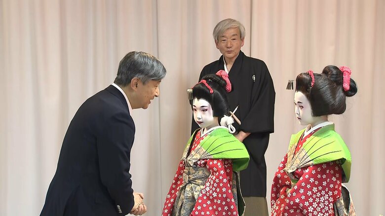 天皇陛下、秩父神社で伝統の子ども歌舞伎をご鑑賞　「本当に素晴らしい口上どうもありがとう」子どもたちにお声がけ｜FNNプライムオンライン