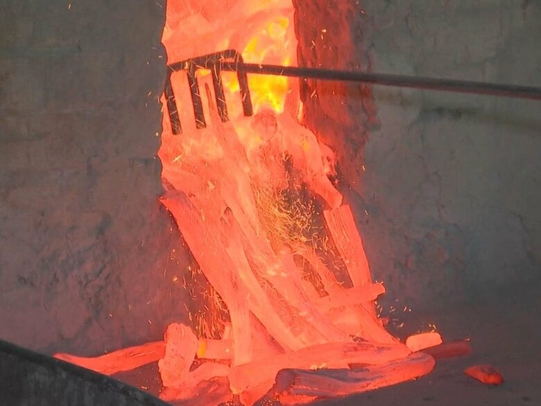 夏場にBBQなどで需要増…『紀州備長炭』作りが最盛期 ウバメガシを1000度以上の高温で焼き上げる｜FNNプライムオンライン