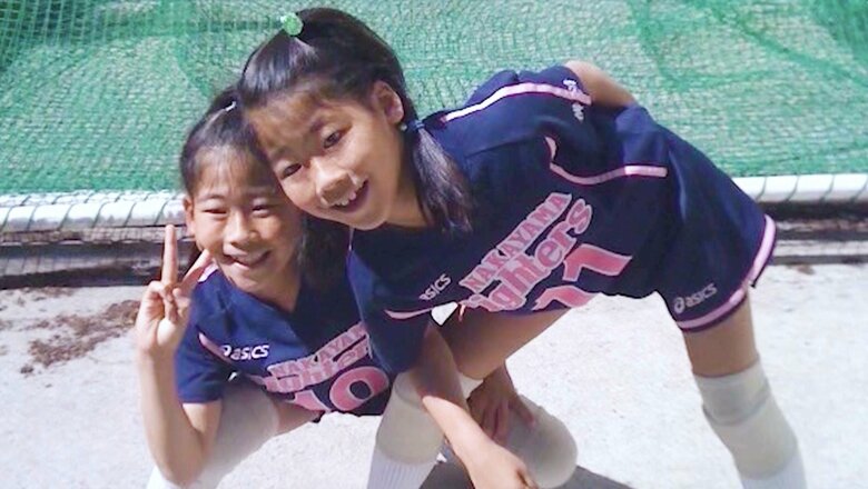 左:つぐみ、右:めぐみ(小学1年)
